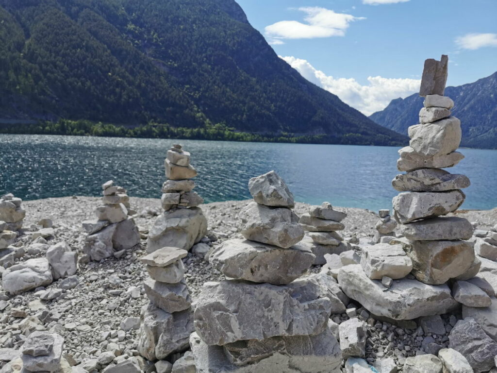 Der Achensee Rundweg quert eine Schotterreisse - hier werden fleißig Steinmänchen gebaut