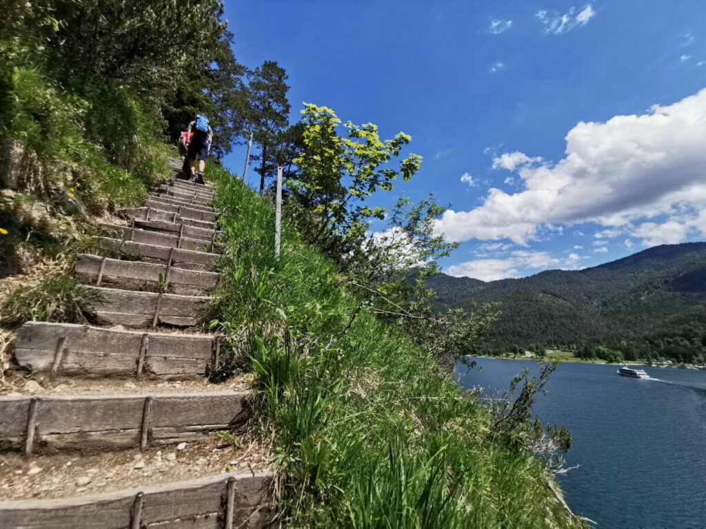 Weiter auf dem Achensee Rundweg in Richtung Achenkirch - viele Stufen bergauf