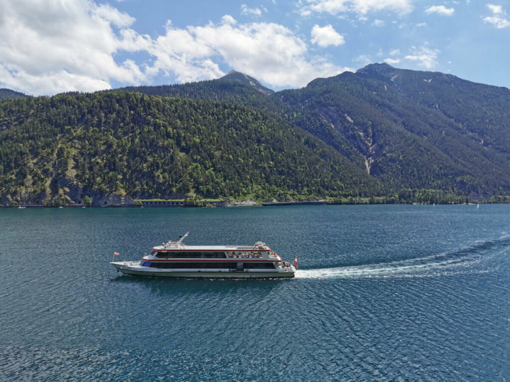 Wandern und mit dem Achensee Schiff zurückfahren: So sparst du dir 8 Kilometer Wanderung zurück