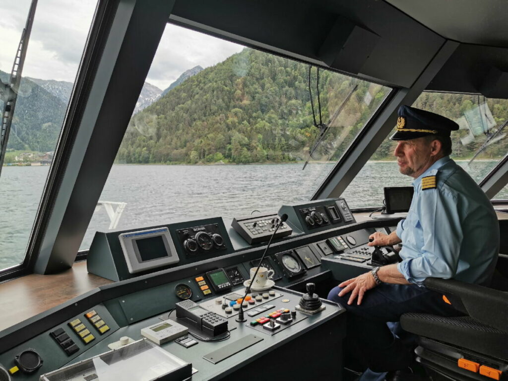 Kapitän Christian steuert stolz den Motor mit 2 x 400 PS