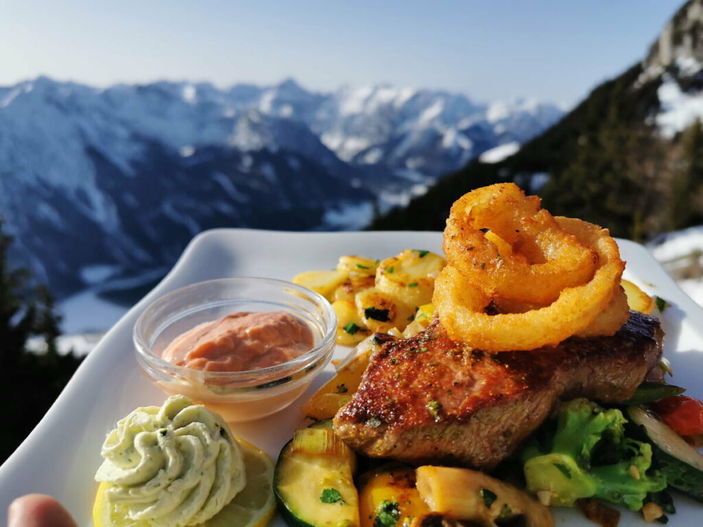 Nicht zu kurz kommt das gute Essen im Achensee Winter - Urlaub! Hier auf der Erfurter Hütte.