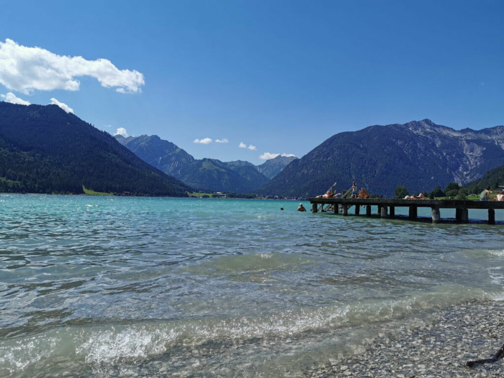 Am Achensee baden ist wunderbar - hier am Kiesstrand am Achenseeufer 