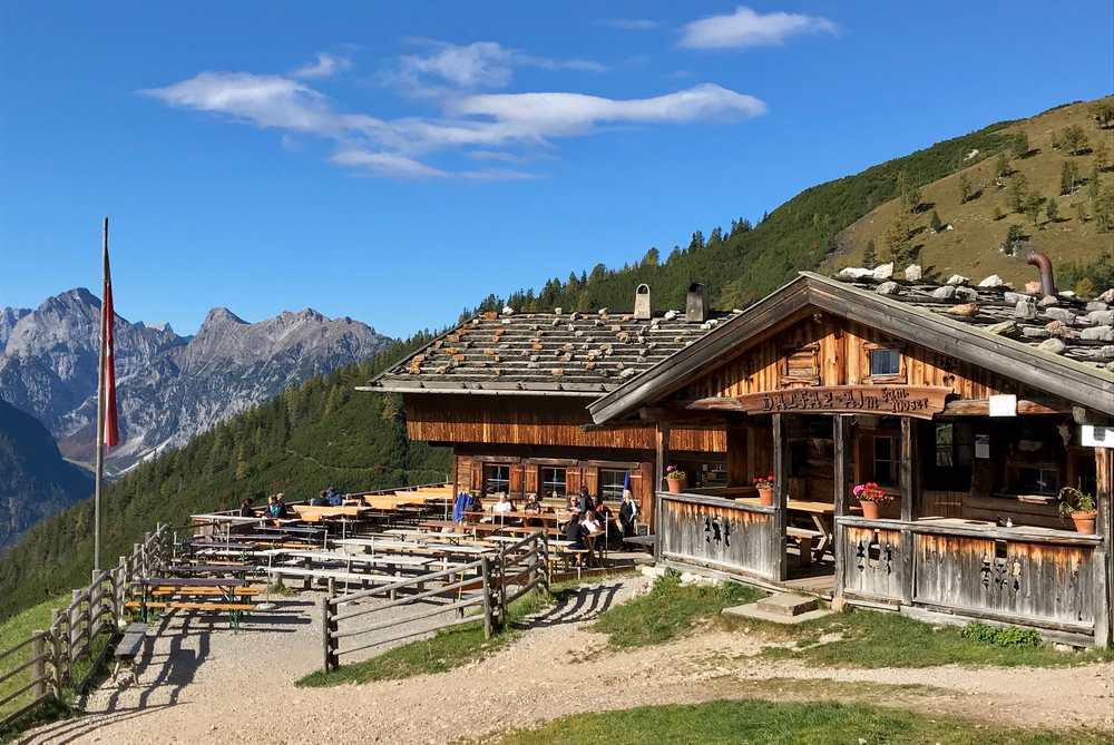 Hüttenöffnungszeiten 2020: Die urige Dalfazalm mit Aussicht auf´s Karwendel, ab Mitte Mai offen