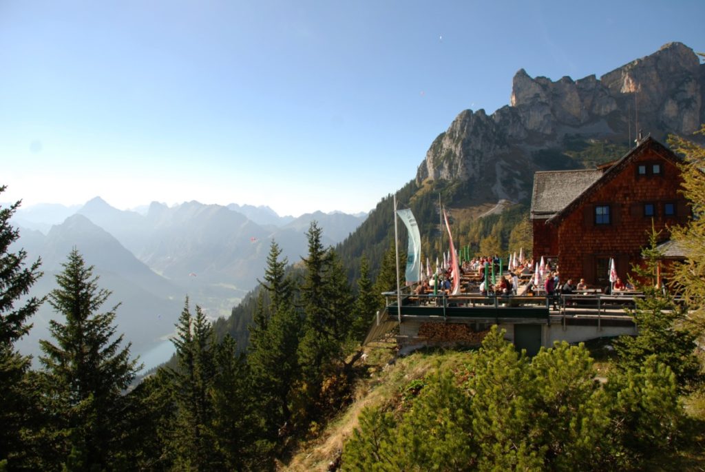 Am Achensee wandern - links siehst du den See, rechts die Erfurter Hütte im Rofan