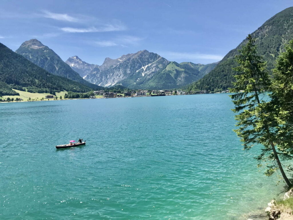 Achensee wandern mit Kinderwagen - und diesem Ausblick über den See und das Karwendel