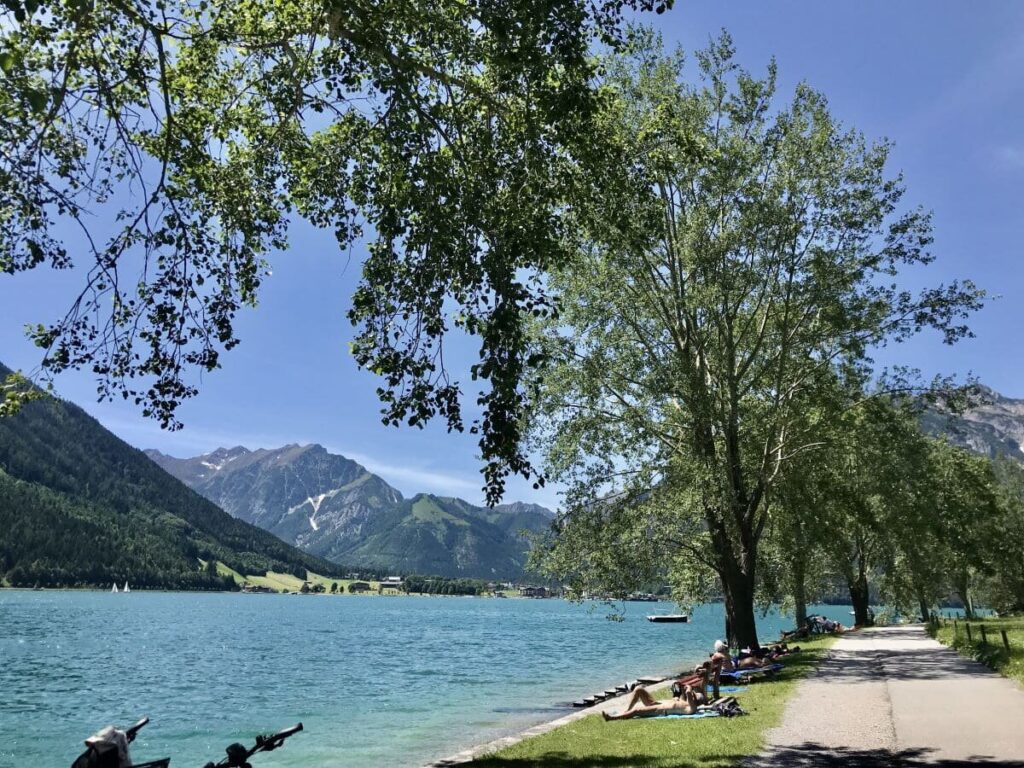 Direkt am Achensee wandern - leichte Wanderung, geht sogar mit Kinderwagen