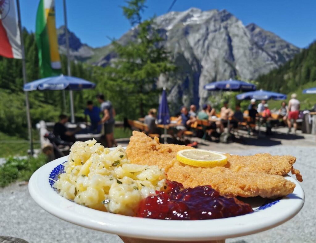 Sehr gut essen auf den Ahornboden Hütten - hier das Binsalm Schnitzel