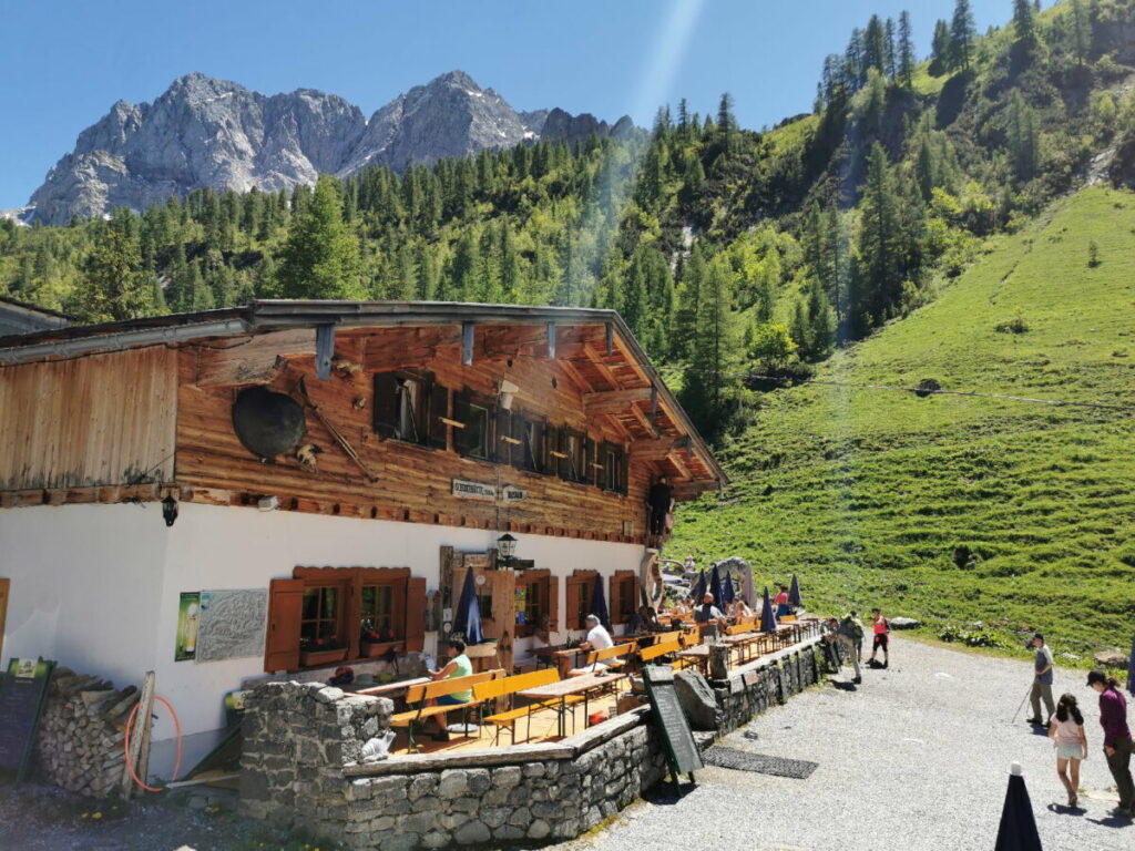 Eine der urigsten Ahornboden Hütten - die Binsalm oberhalb vom Großen Ahornboden