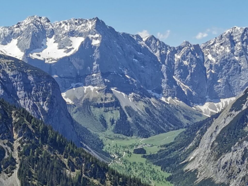 Ausblick auf das Naturdenkmal Großer Ahornboden - überragt vom Karwendel