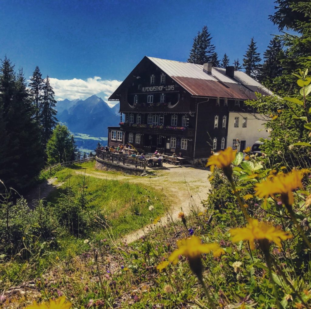 Die beliebte Loas Hütte am Loassattel, hinten das Karwendel in Tirol