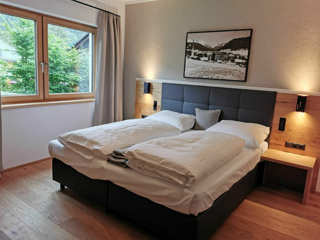 Eines der Schlafzimmer im Alpenparks Alpina Seefeld