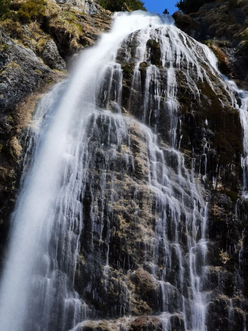 riesiger Wasserfall am Achensee in Tirol