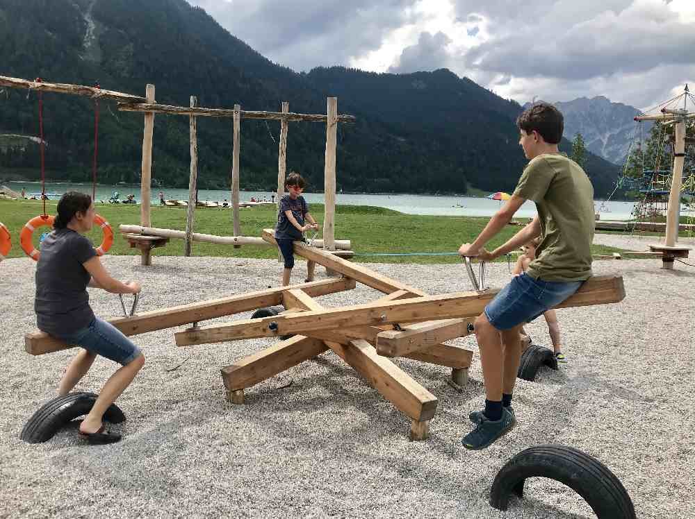 Zuerst am Achensee wandern mit Kinderwagen - danach Spaß am Atoll Spielplatz mit der besonderen Wippe