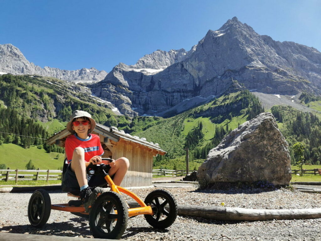 August Urlaub mit Kindern - am Spielschatz Eng, dem Spielplatz am Ahornboden