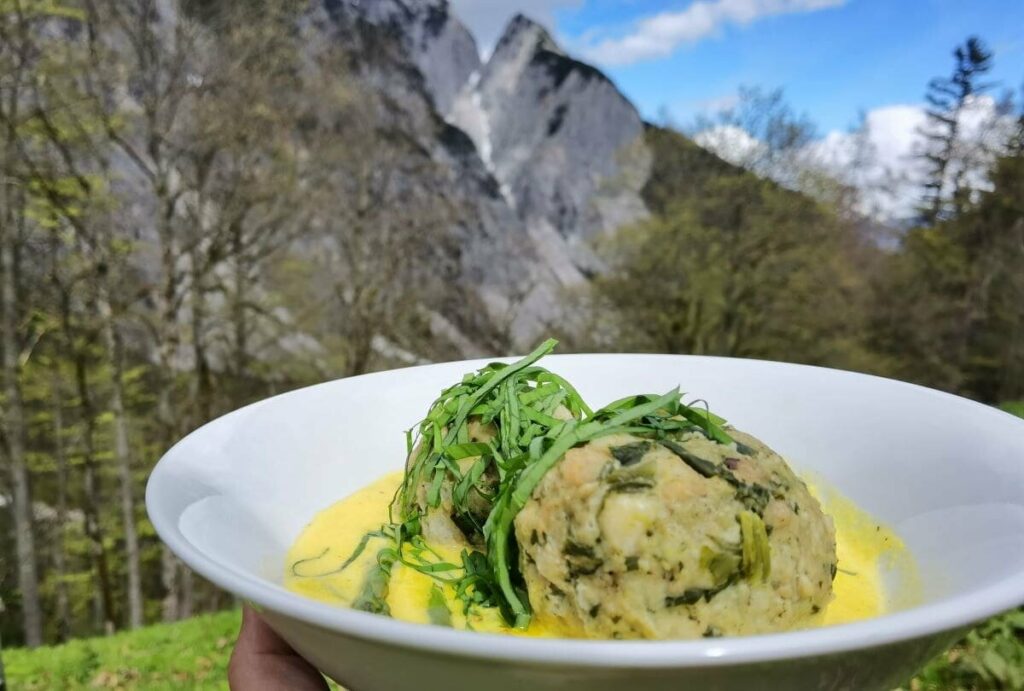 Ein Genuß im Frühling auf St. Magdalena im Halltal: Bärlauchknödel mit Spargel