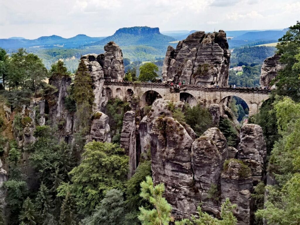 Basteibrücke statt Hängebrücke - mit festem Boden unter den Füßen auf der weltbekannten Bastei wandern