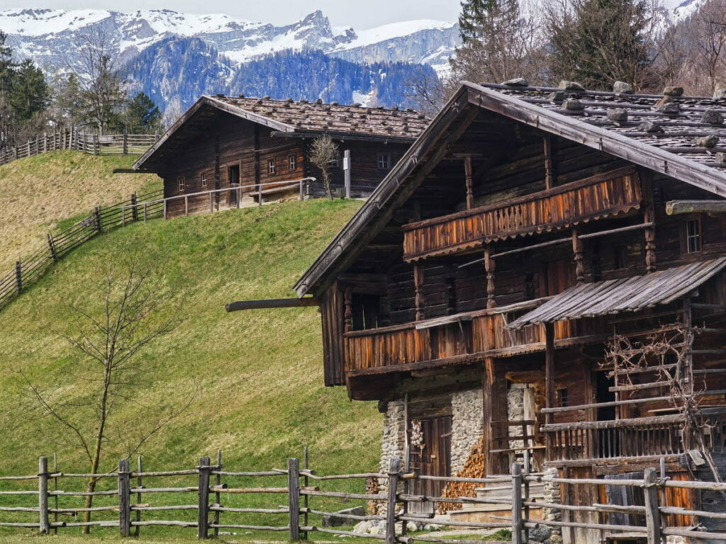 Bauernhofmuseum Kramsach - bestaune richtig alte Bauernhöfe und schau, wie die Leute darin gelebt haben