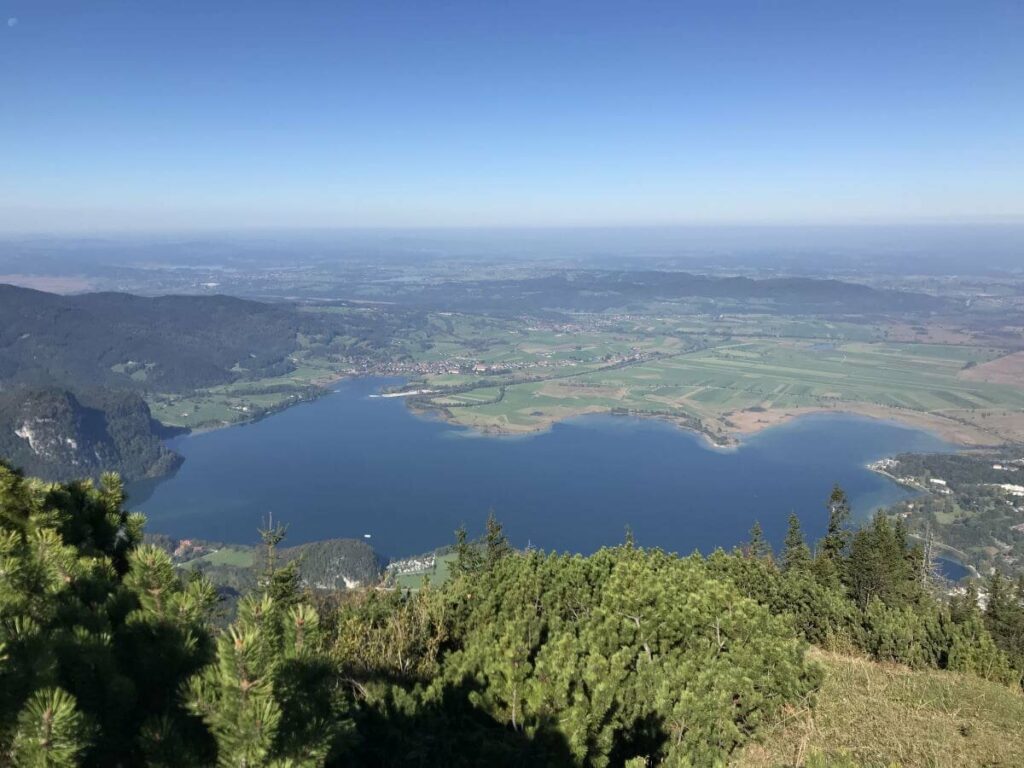 Seen in Deutschland mit Bergen - der Kochelsee