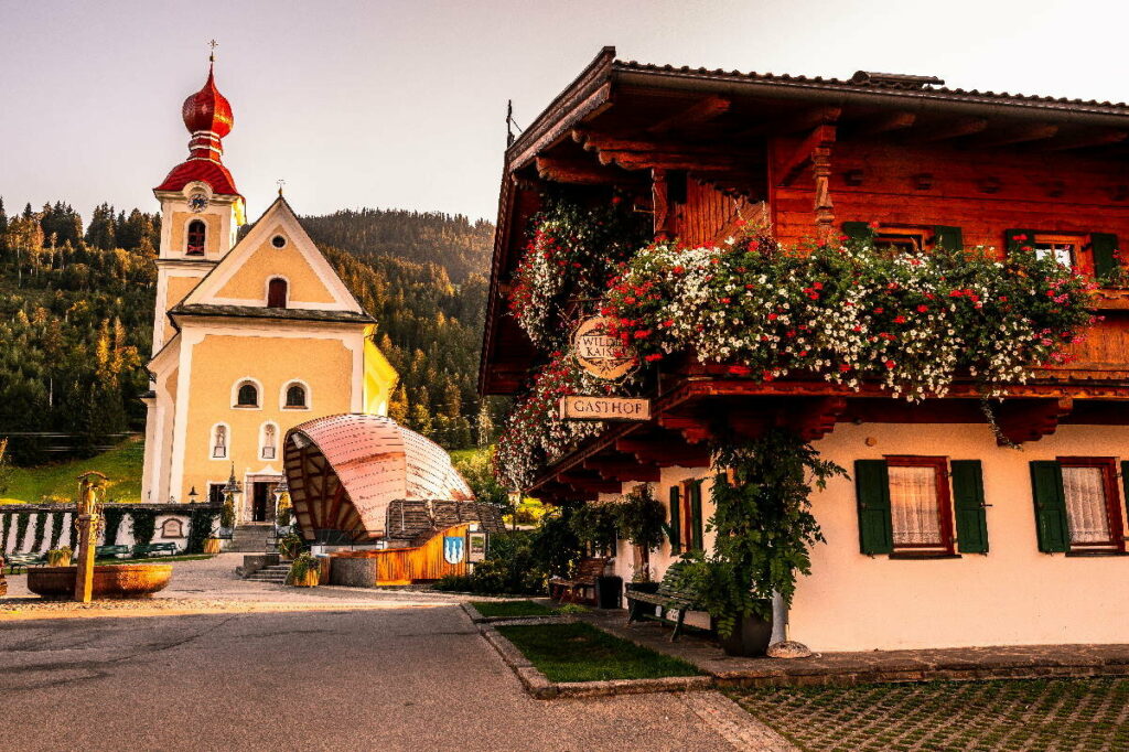 Bergdoktor Drehort mitten am Dorfplatz in Going - der Gasthof Wilder Kaiser, Foto: Manuel Bialucha, TVB Wilder Kaiser