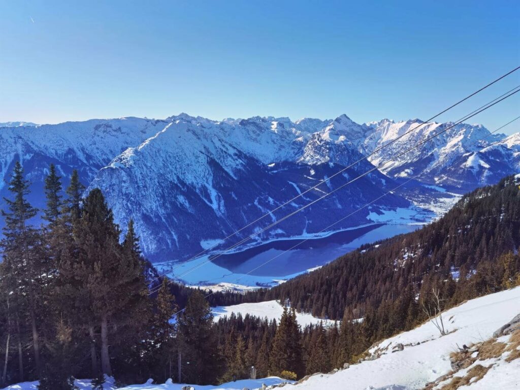 Berggasthof Rofan Ausblick von der Sonnenterrasse auf den Achensee und das verschneite Karwendel