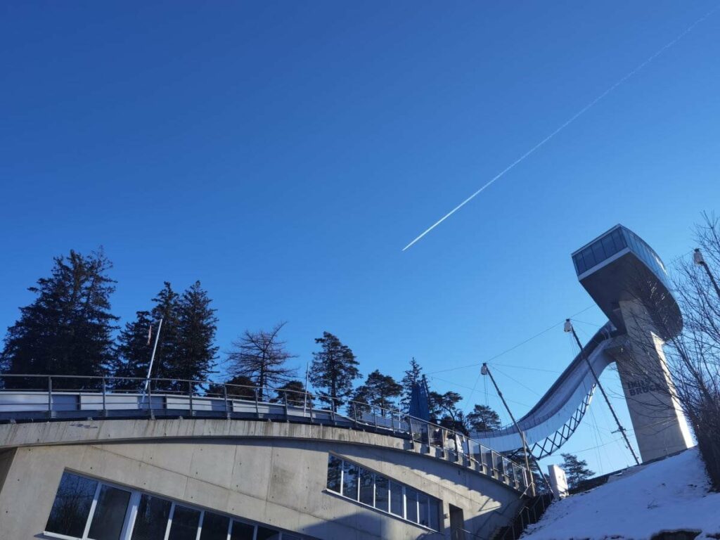 In Innsbruck winterwandern und die bekannte Bergiselschanze besuchen