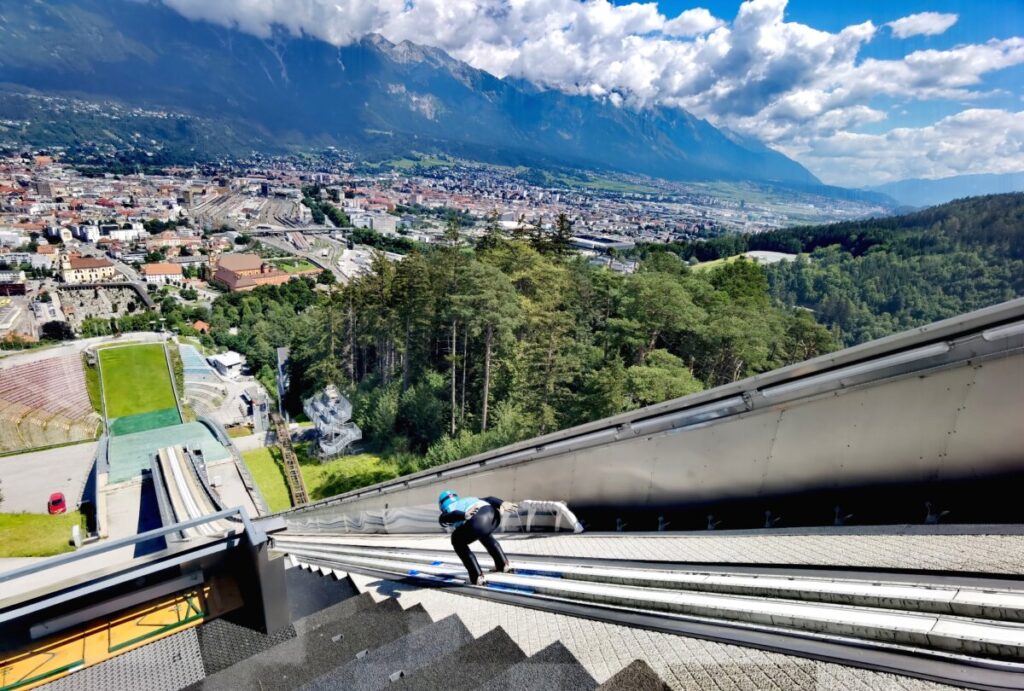 98 Meter geht es für die Skispringer auf der Bergiselschanze hinunter -  innerhalb von 4 Sekunden auf bis zu 90 km/h