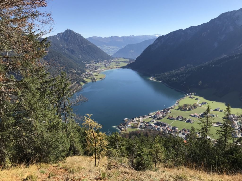 Bergtour Achensee wandern - das ist der Blick von der Seebergspitze auf den größten See in Tirol