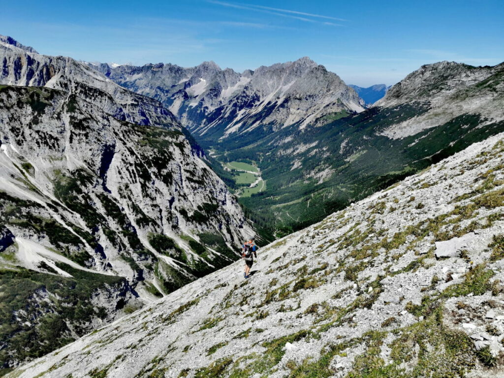 Bergtour Scharnitz: Der Abstieg vom Hochalmkreuz mit Blick zum Karwendeltal