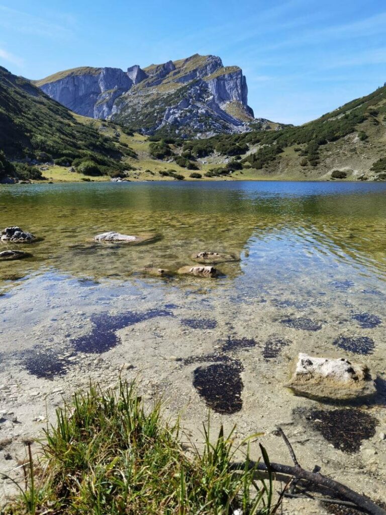 Bergwandern zum Zireiner See - lieblich ist der See eingebettet im Rofan