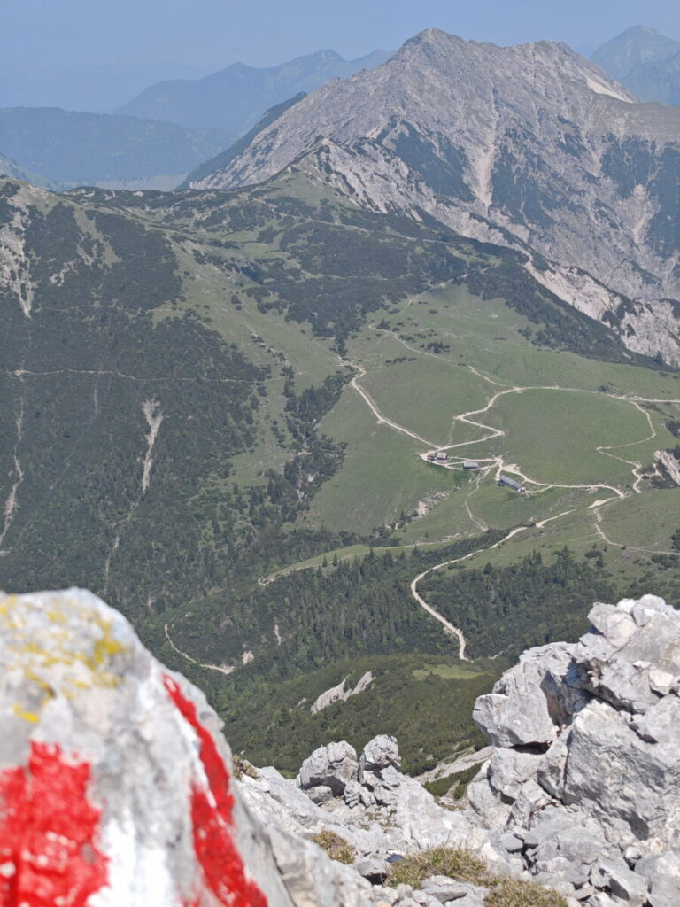 Aufstieg auf die Bettlerkarspitze mit Blick über die Plumsjochhütte auf die Mondscheinspitze