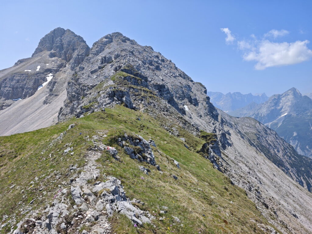 Links im Bild der Gipfel der Bettlerkarspitze, in der Mitte der Vorgipfel