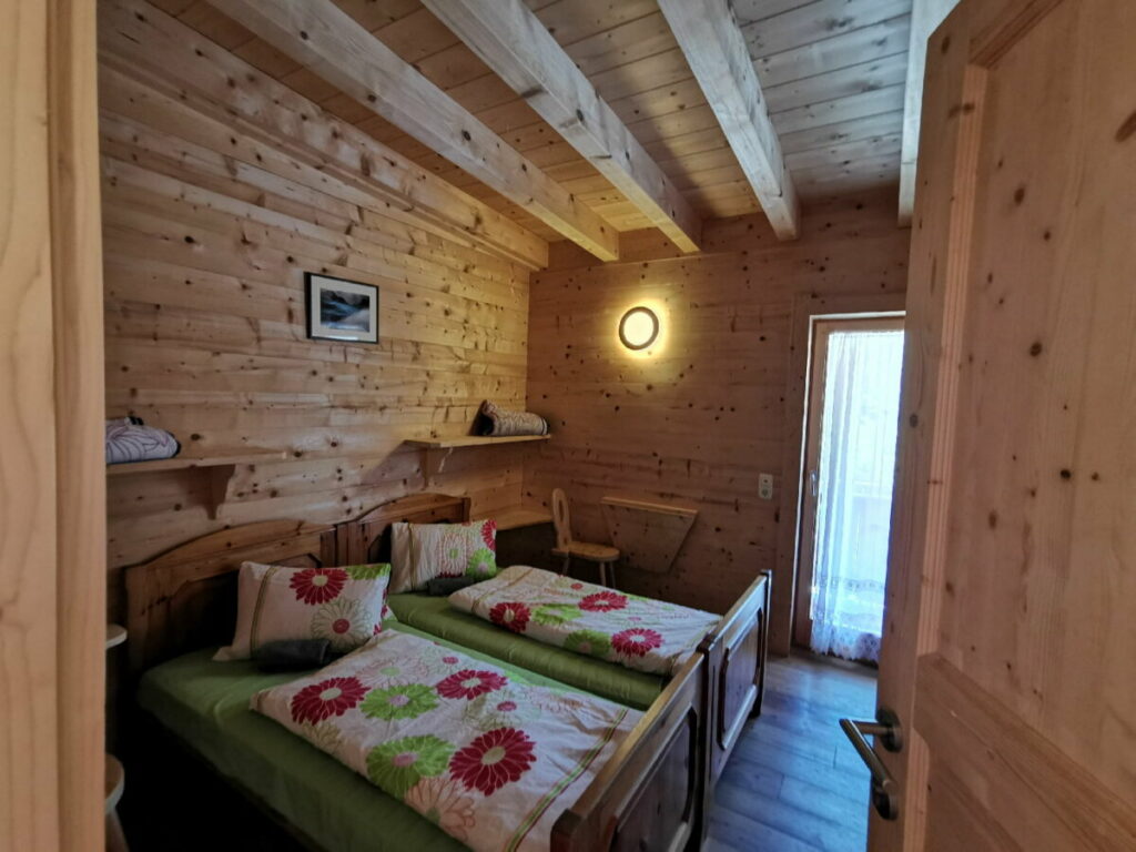 Das ist eines der Binsalm Zimmer - schön urig mit viel Holz