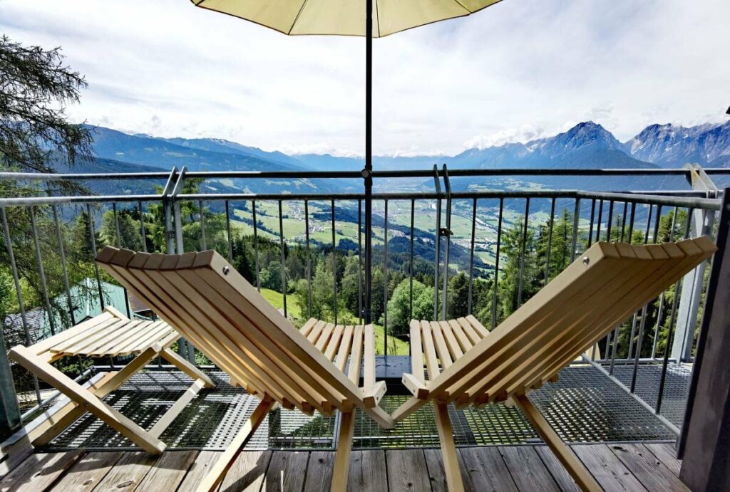 Wie wäre es mit einem Sonnenbad mit Ausblick? Das ist einer der Balkone im Biohotel Grafenast