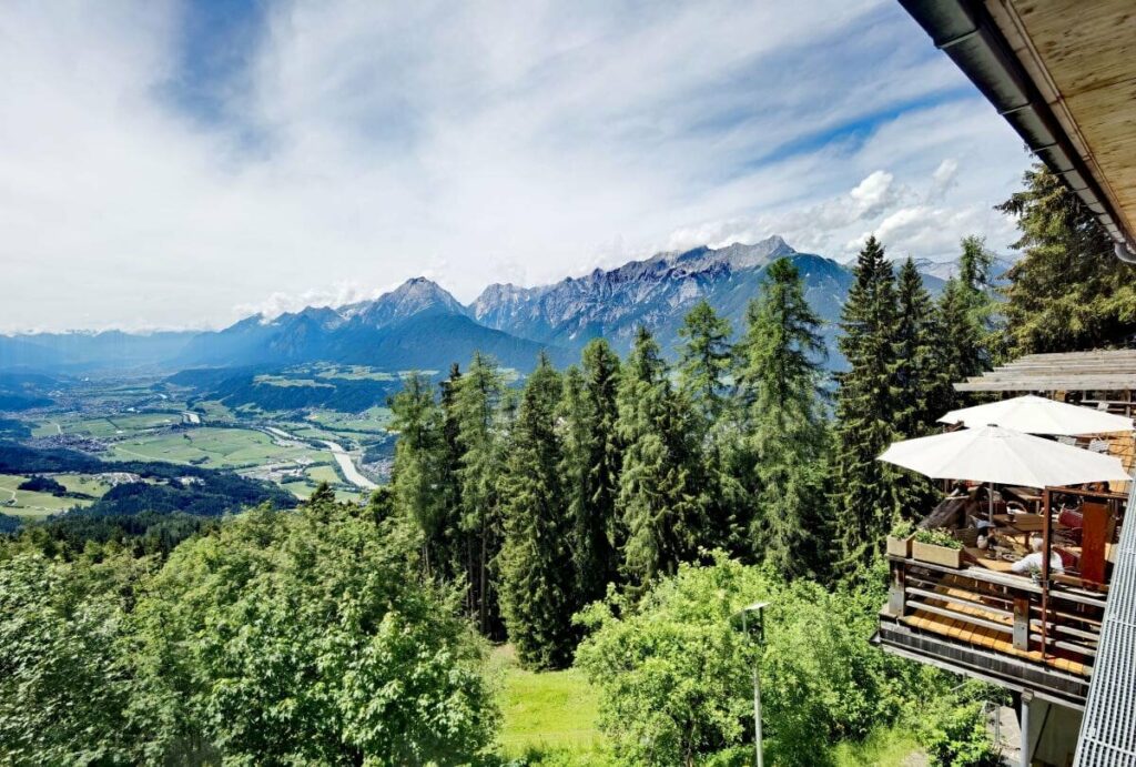 Das ist der Blick von der Aussichtsterrasse auf das Karwendel - hier sitzt du beim Essen