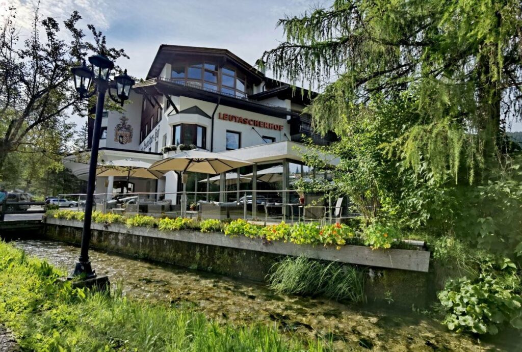 Biohotel Leutascherhof - idyllische Lage mitten im Grünen