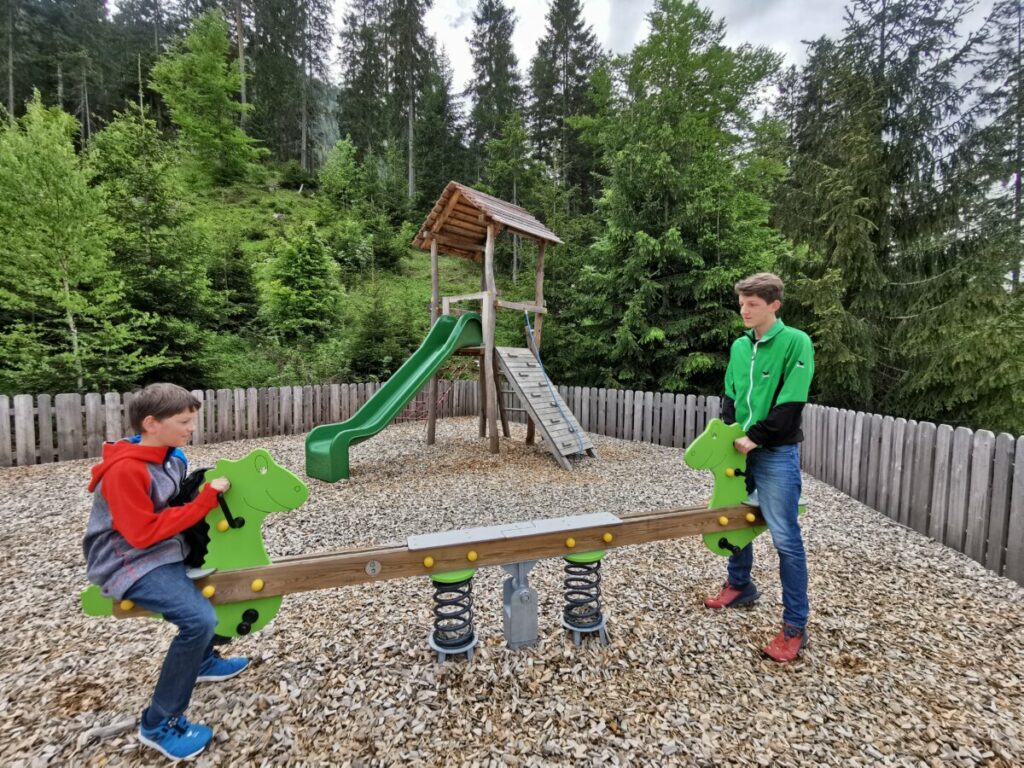 Die Wippe, dahinter der Spielturm auf dem almeigenen Spielplatz