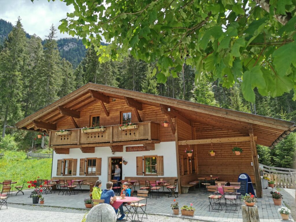 Blick auf die Sonnenterrasse der Bodenalm Seefeld