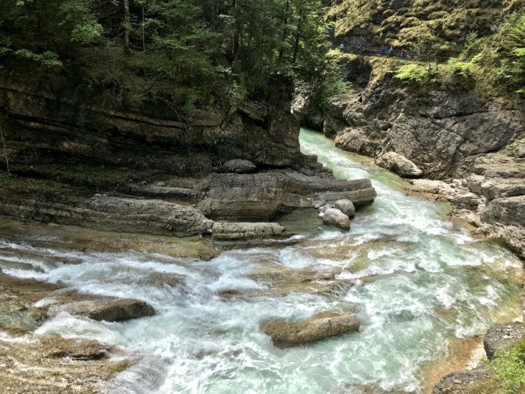 So schön ist die Brandenberger Ache - rechts oben kannst du den Wanderweg erkennen