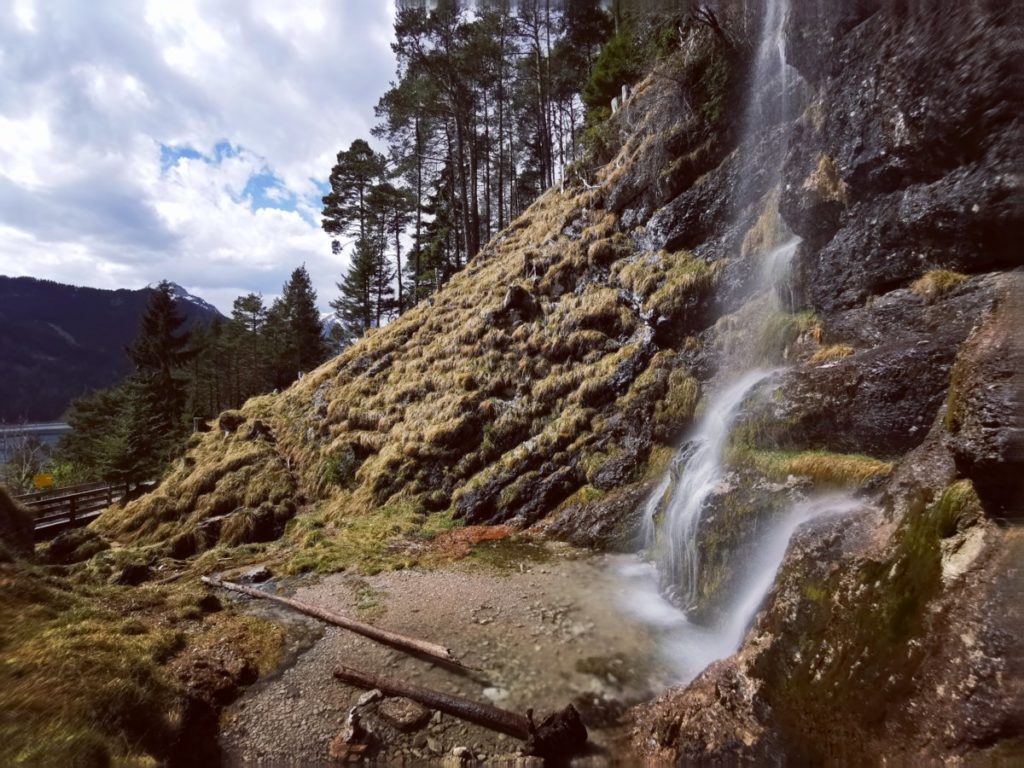 Der Buchauer Wasserfall im April bei der Schneeschmelze