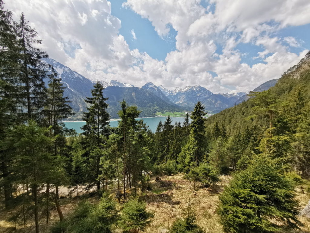 Buchauer Wasserfall Wanderung mit Blick auf den Achensee