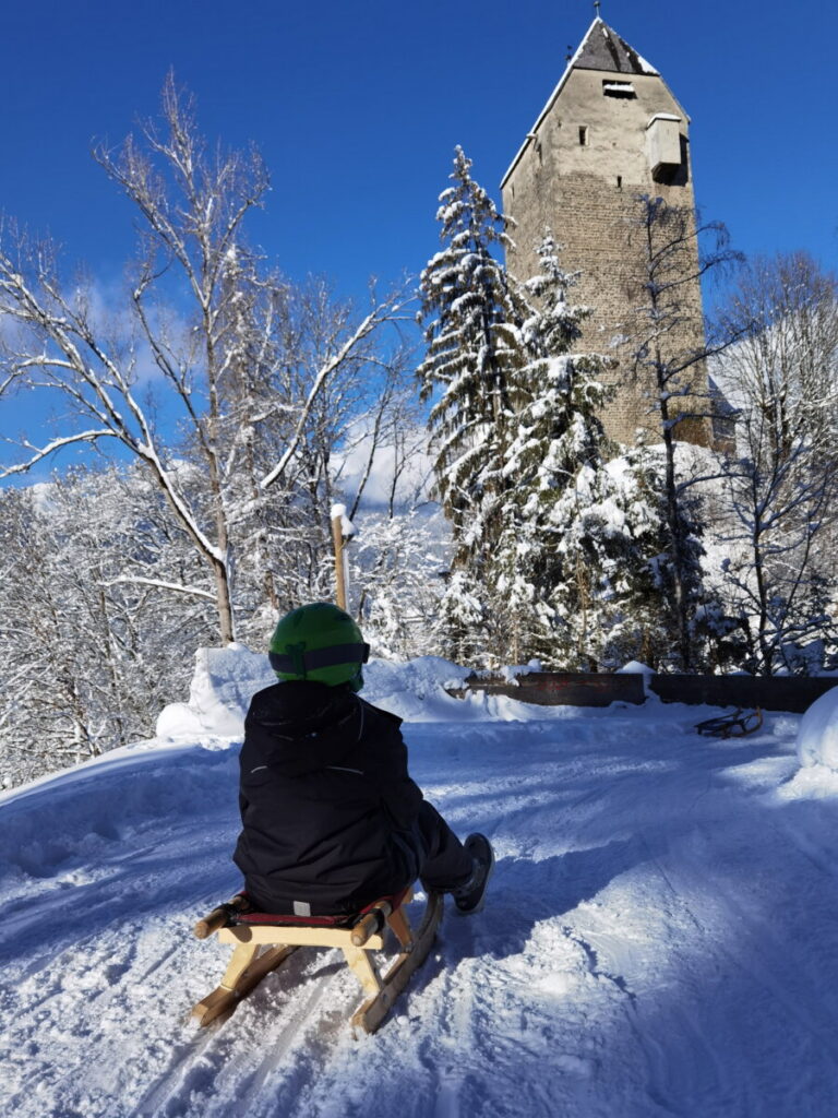 Die Burg Freundsberg Rodelbahn bei guter Schneelage