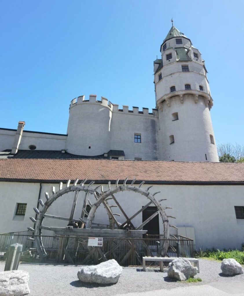 Top Sehenswürdigkeit der Altstadt Hall in Tirol - die Burg Hasegg mit dem Münzturm