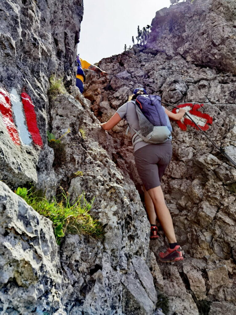 Die schwierigste Stelle der Bärenkopf Wanderung ist mit Drahtseil gesichert