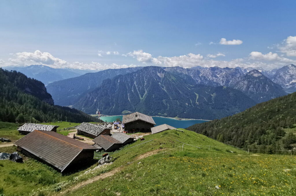 Zur Dalfazalm wandern - wo du diesen Ausblick zum Karwendel hast