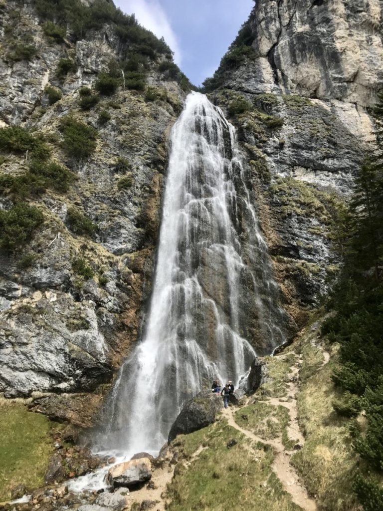 Ausblick von der Plattform auf den Dalfazer Wasserfall am Achensee