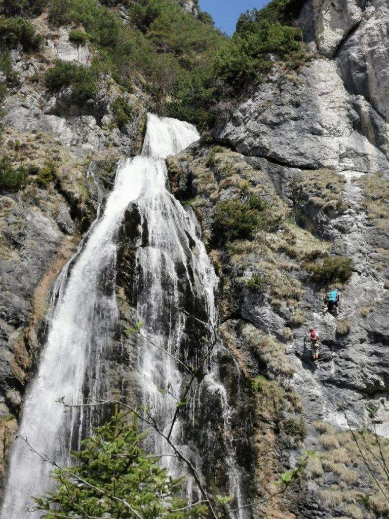 Der Dalfazer Wasserfall Klettersteig - rechts siehst du die Kletterer!