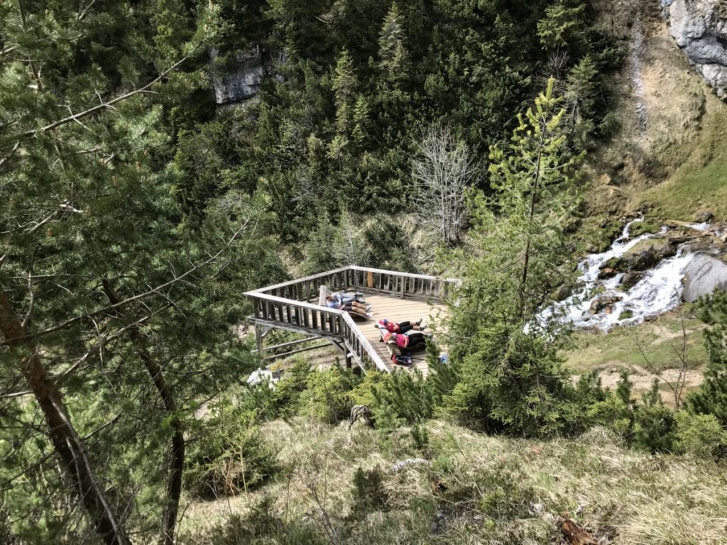 Am Dalfazer Wasserfall auf den Liegen entspannen