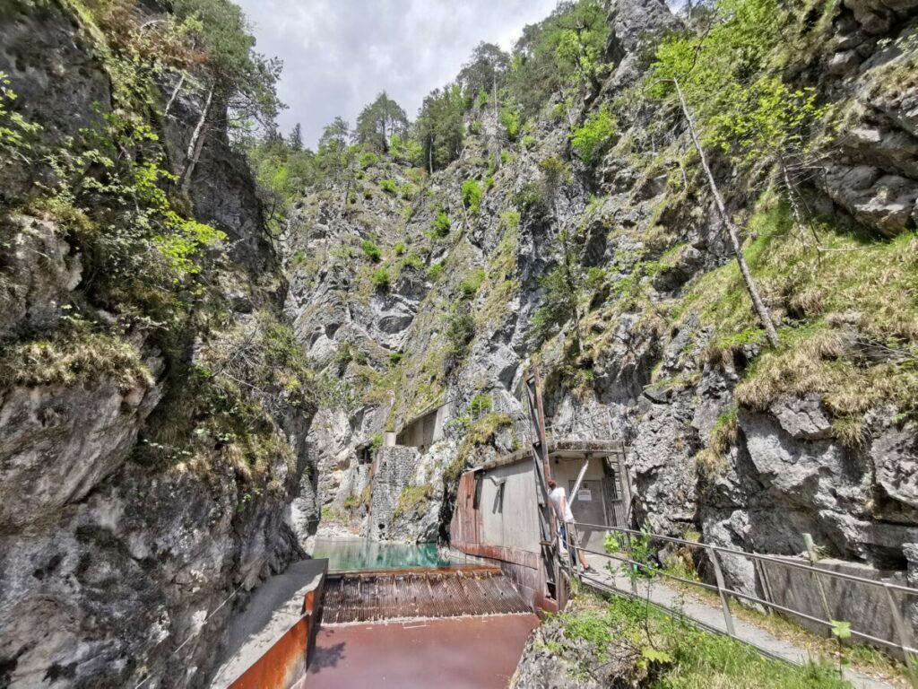 Hier endet der Wanderweg - Blick von der Brücke auf das Werk. Links davon ist das Wasserbecken.