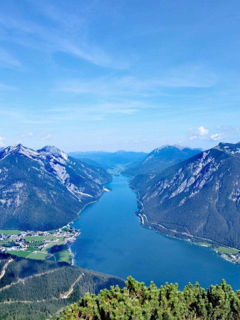 Eben am Achensee wandern - das ist der Ausblick vom Bärenkopf auf den See, links das Karwendel, rechts das Rofan