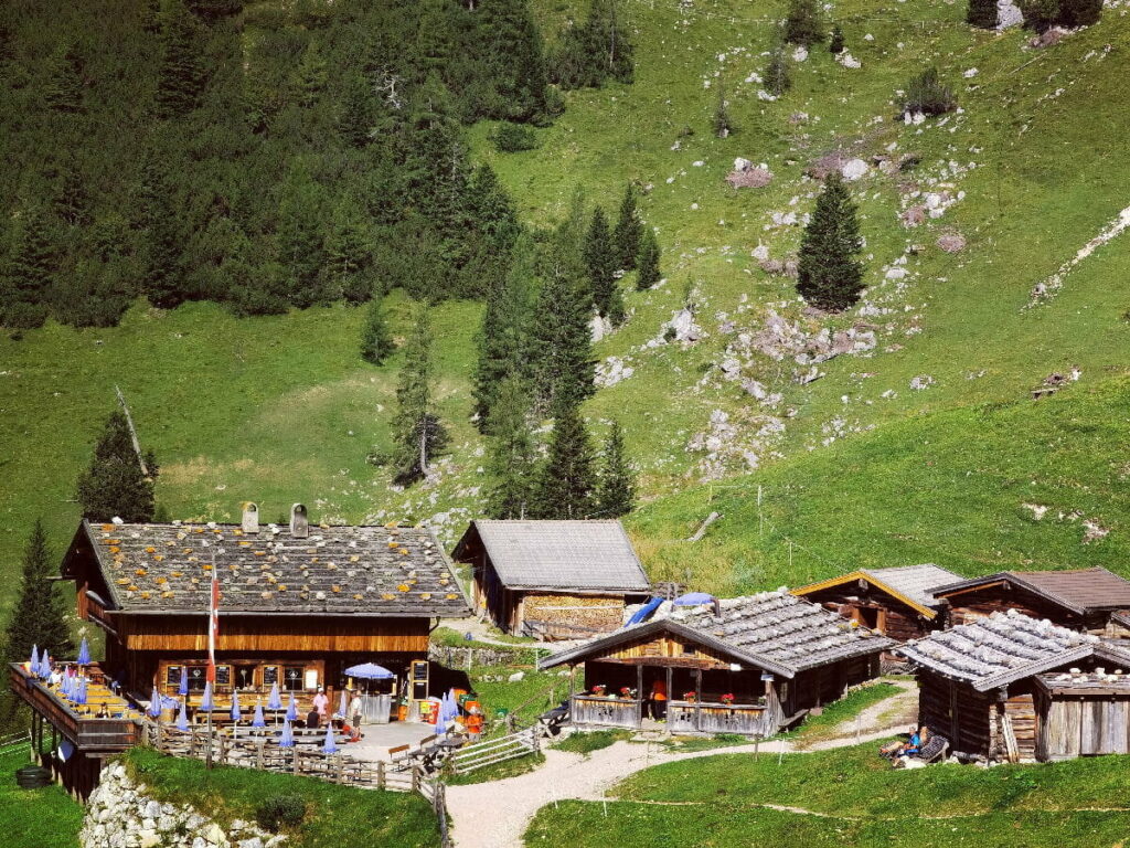 Das ist die Dalfazalm - eine urige Alm in Eben am Achensee, bekannt für einen sehr guten Kaiserschmarrn